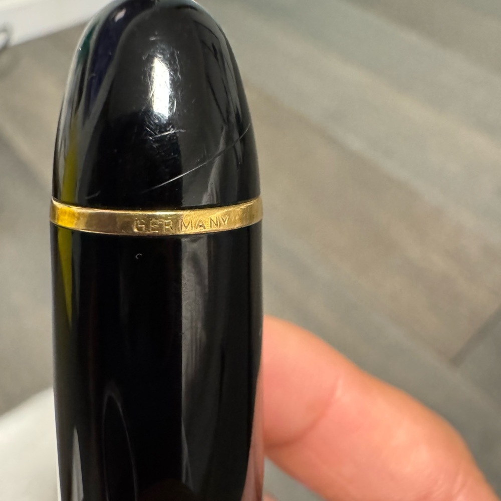 Montblanc Meisterstuck Fountain Pen - Au750 gold nib- 149 Black - Gold Trim - Picture 6 of 7